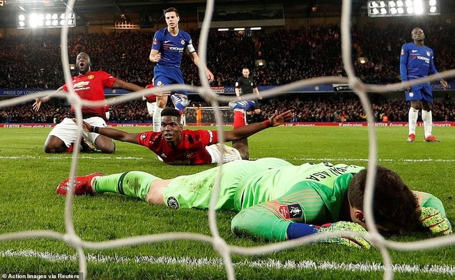 Ghi hai bàn bằng đầu, MU ‘đá bay’ Chelsea khỏi FA Cup