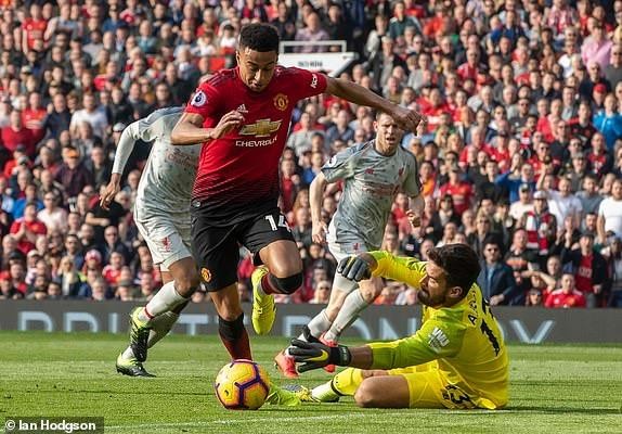 Liverpool giành lại ngôi đầu, MU bay khỏi top 4 Premier League