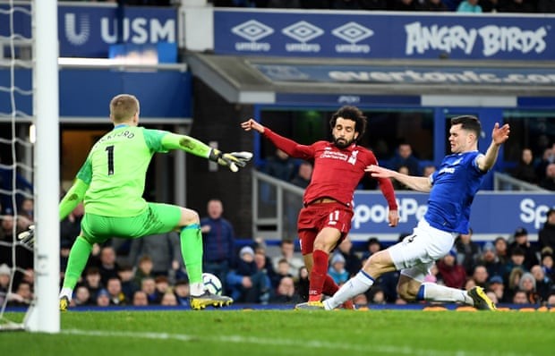 Salah kém duyên, Liverpool mất ngôi đầu Premier League