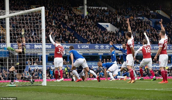 Arsenal thua đau, 'đua' Top 4 Premier League hấp dẫn khó lường