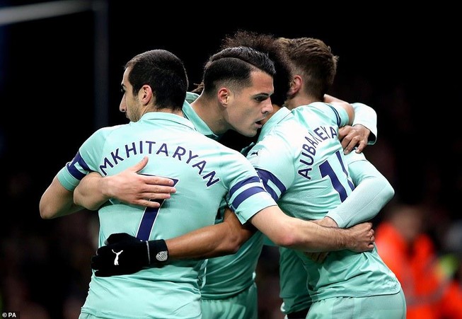 Thắng nhọc Watford, Arsenal chen chân vào Top 4 Premier League