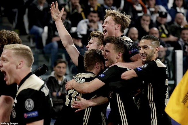 Ronaldo 'nổ súng', Juventus vẫn thua ngược cay đắng trước Ajax