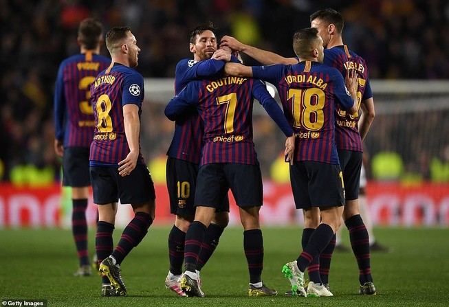 Messi lập 'cú đúp', Barcelona tiễn MU rời Champions League