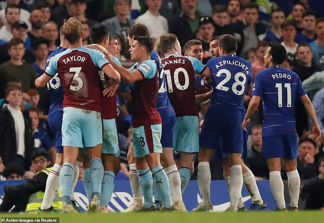 Bị Burnley 'níu chân', Chelsea bỏ lỡ cơ hội vàng