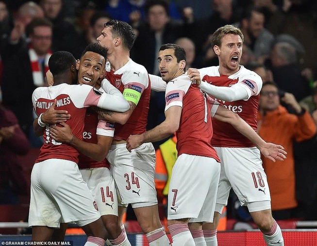 Lacazette lập cú đúp, Arsenal ngược dòng đánh bại Valencia