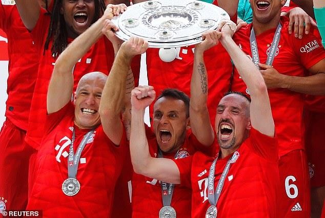 Bayern Munich vô địch Bundesliga lần thứ bảy liên tiếp