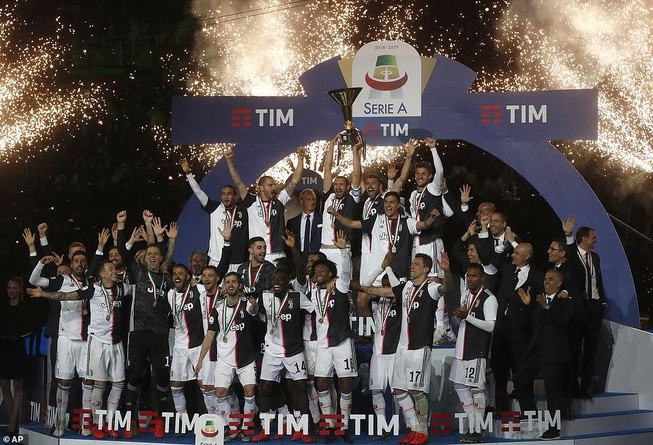 Juventus đăng quang hoành tráng, căng thẳng đua Top 4 Serie A