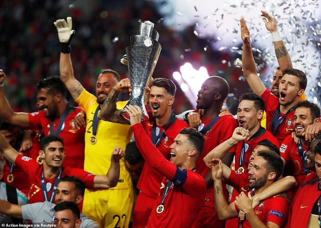 Ronaldo và Bồ Đào Nha lên đỉnh châu Âu