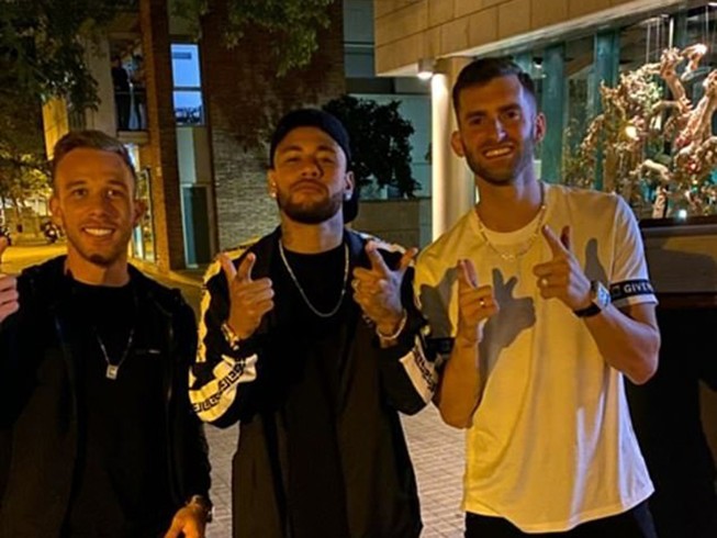 Barcelona giận dữ vì Melo chụp ảnh chung với… Neymar