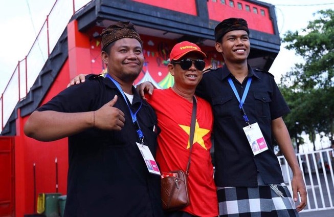 CĐV Việt Nam và Indonesia tình thương mến thương bên ngoài sân