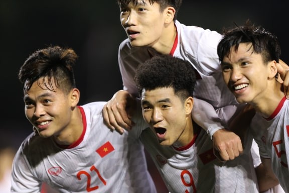Đức Chinh ghi bàn thắng vàng, U22 Việt Nam thắng khó Singapore