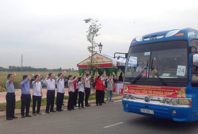 Lãnh đạo TP.HCM ra tận xe tiễn công nhân về tết