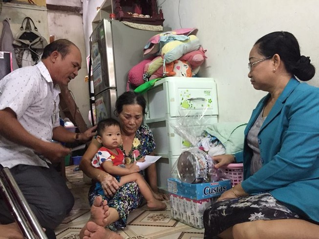 Công đoàn thăm con công nhân bị bạo hành