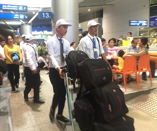 Hàng không lại đua nhau tăng phí dịch vụ
