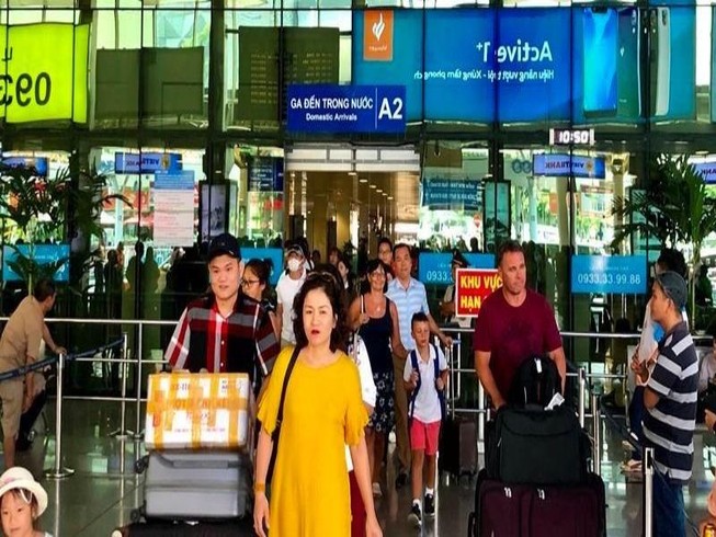 Hậu lễ, máy bay tấp nập trả khách ở sân bay Tân Sơn Nhất
