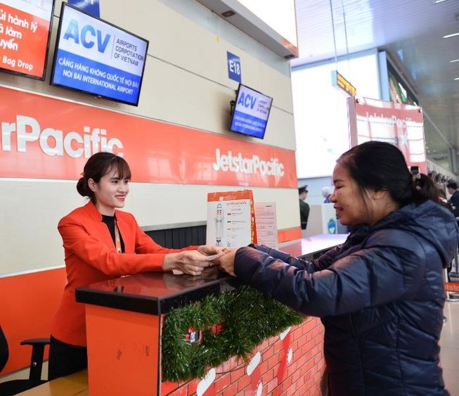 Bàn giao hơn 200 triệu đồng khách bỏ quên trên máy bay