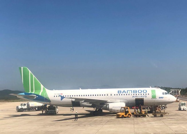 Khách mở cửa thoát hiểm, Bamboo Airways trễ bay hàng loạt