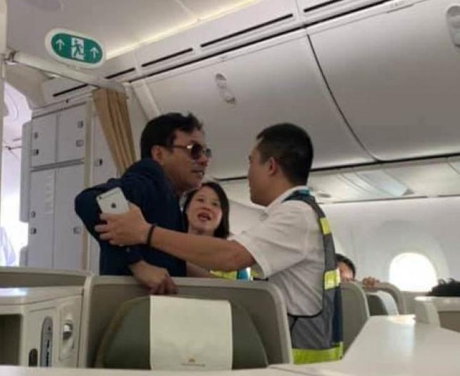 Khách say xỉn sàm sỡ trên máy bay đến nhà xin lỗi cô gái