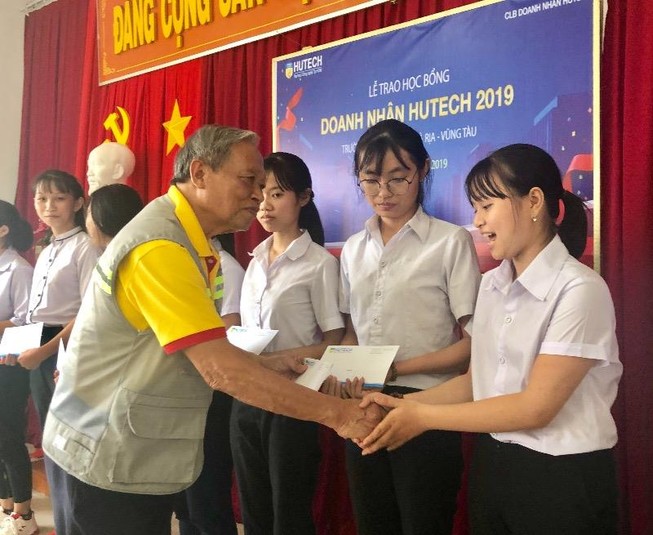 CLB Doanh nhân Hutech trao học bổng học sinh vượt khó