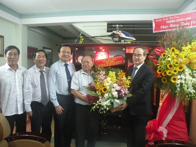 Lãnh đạo TP.HCM thăm nguyên hiệu trưởng Trường ĐHBK