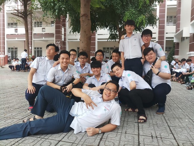 Sĩ tử 'tạo dáng' lạc quan trước bài thi tổ hợp KHTN