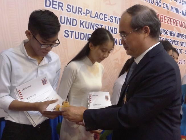 Trao 77 suất học bổng Hessen cho sinh viên nghèo vượt khó