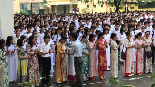 Hiệu trưởng chuyển trường, học sinh và giáo viên khóc nức nở