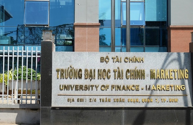 Sinh viên phản ứng quy định phải mặc áo thun có cổ đến trường