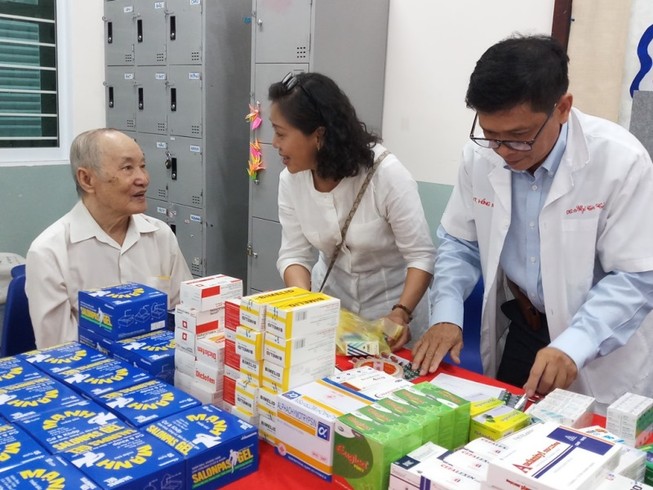 Khi cựu học sinh khám bệnh cho thầy cô giáo cũ