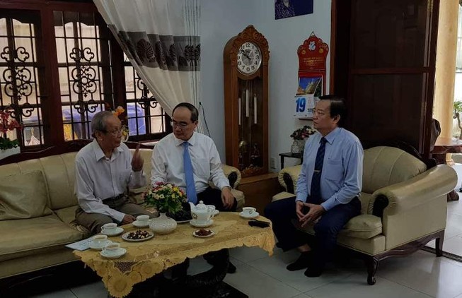 Bí thư Thành ủy Nguyễn Thiện Nhân thăm các nhà giáo tiêu biểu