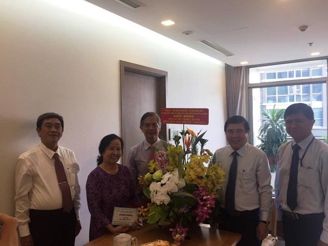 Chủ tịch UBND TP.HCM thăm các nhà giáo lão thành