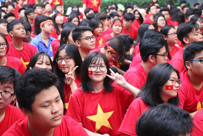 Sân trường ngập sắc đỏ cổ vũ tuyển Việt Nam