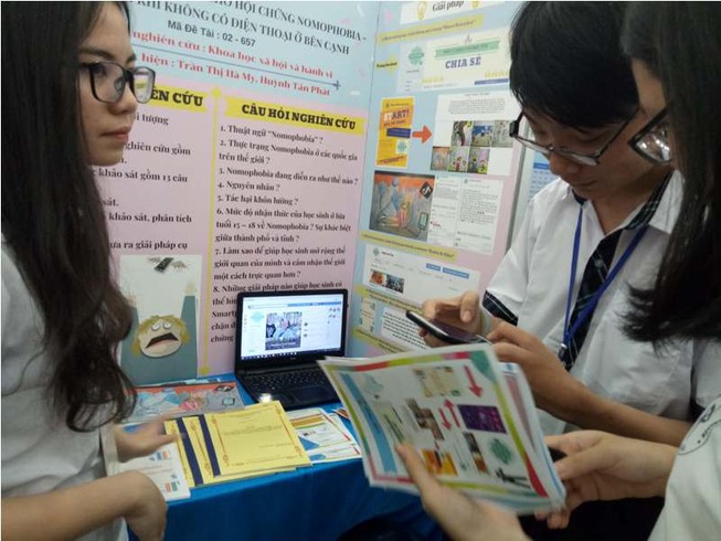 Học sinh “chới với” vì không có điện thoại