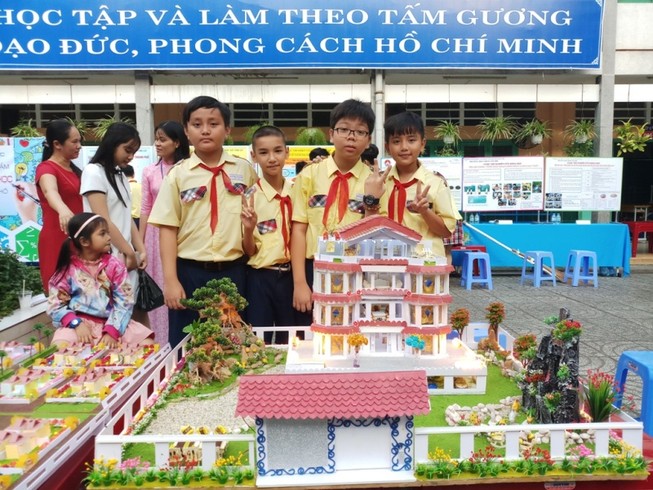 Học sinh tự thiết kế mô hình biệt thự đẹp như mơ