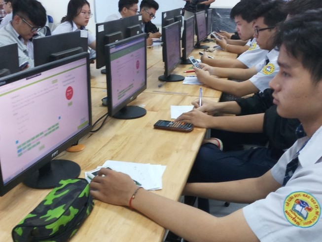 Học trò thích thú làm bài thi trực tuyến