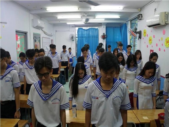 Học trò xúc động trong buổi lễ tưởng niệm chiến sĩ Gạc Ma