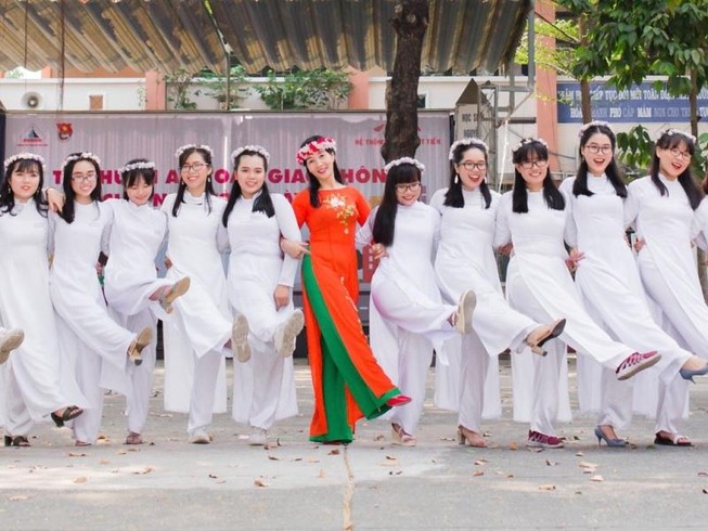 Chiêm ngưỡng bộ ảnh kỷ yếu dễ thương của cô trò chuyên văn