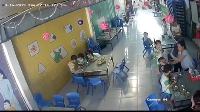 Đình chỉ cô giáo đánh đập, nhồi nhét cơm vào miệng trẻ