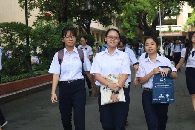 Nội dung đề Văn lớp 10 Phổ thông Năng khiếu ĐH Quốc gia hay