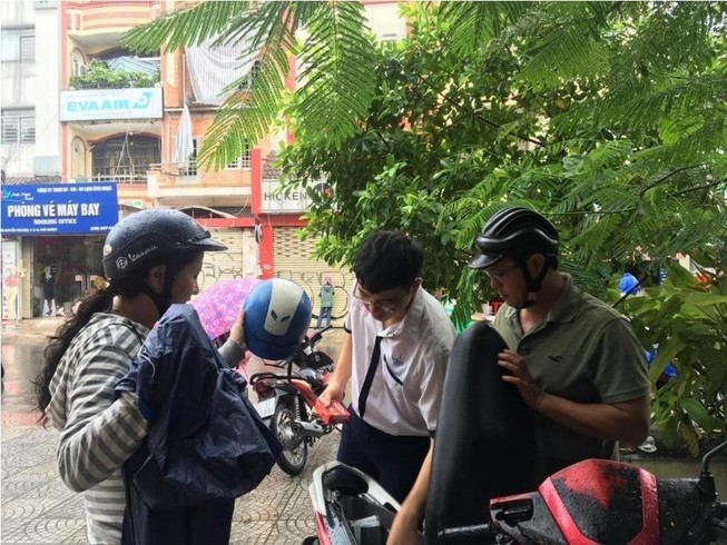 'Hai vợ chồng tôi thay nhau nghỉ để đưa con đi thi'