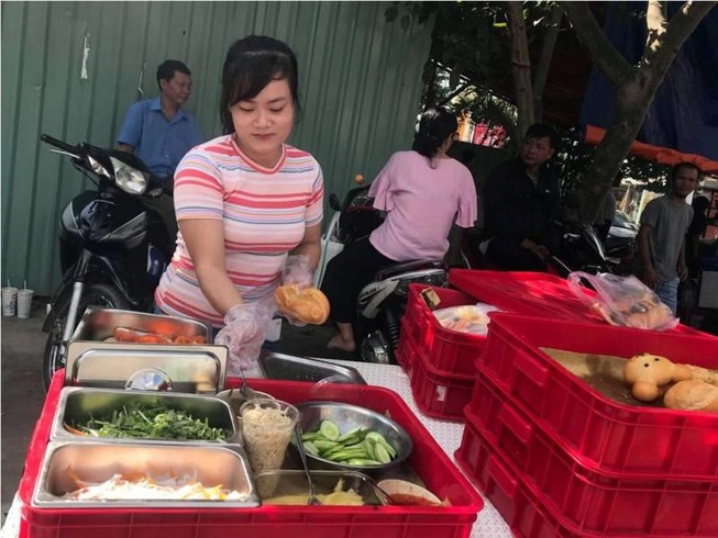 Tiệm bán bánh mì đồng giá 5.000 đồng hỗ trợ thí sinh