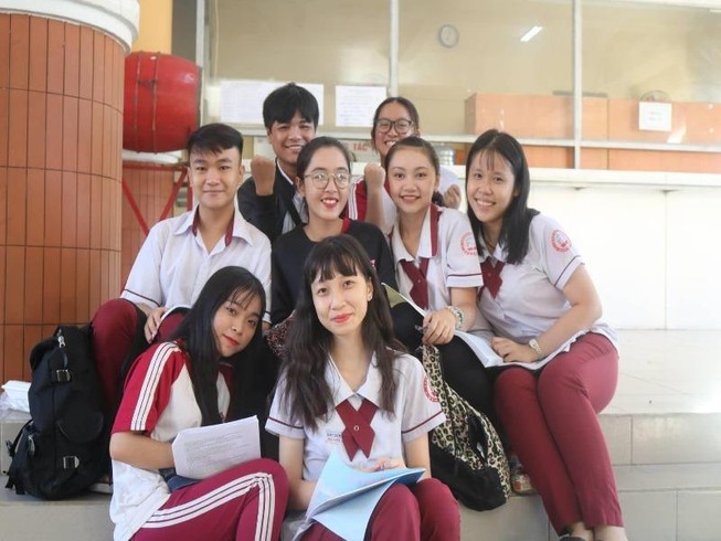 Thí sinh tại điểm thi THPT Đào Sơn Tây tự tin trước giờ thi tổ hợp môn cuối cùng của kì thi THPT Quốc gia. Ảnh: THỦY TRÚC