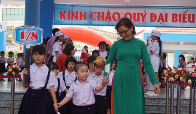 Cô trò rạng ngời trong lễ khai giảng ở những ngôi trường mới
