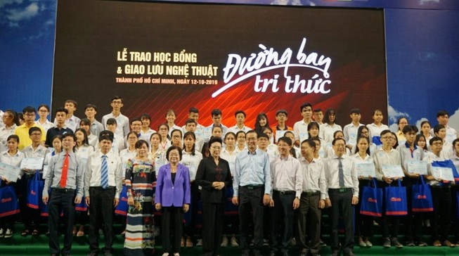 Trao 150 suất học bổng 'Tiếp sức đến trường' cho tân sinh viên