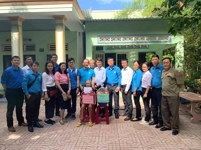 Cụm thi đua 4 CĐVC TP.HCM thăm, tặng quà mẹ Việt Nam anh hùng