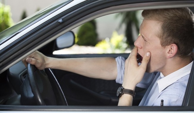 Bỏ túi những cách chống buồn ngủ khi lái xe đi chơi tết