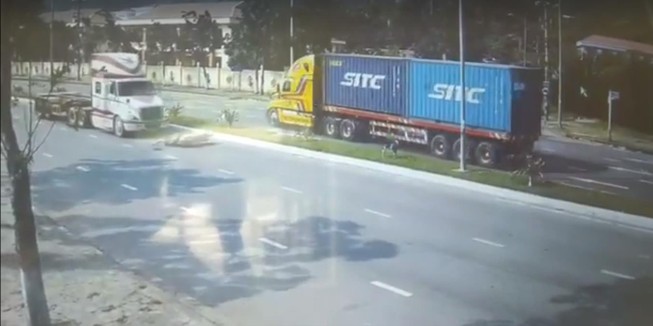 Quên rẽ phải, tài xế bất ngờ tông thẳng vào gầm Container