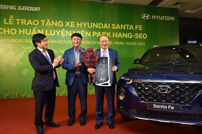 Tập đoàn Thành Công và Hyundai tặng xe SantaFe cho HLV Park