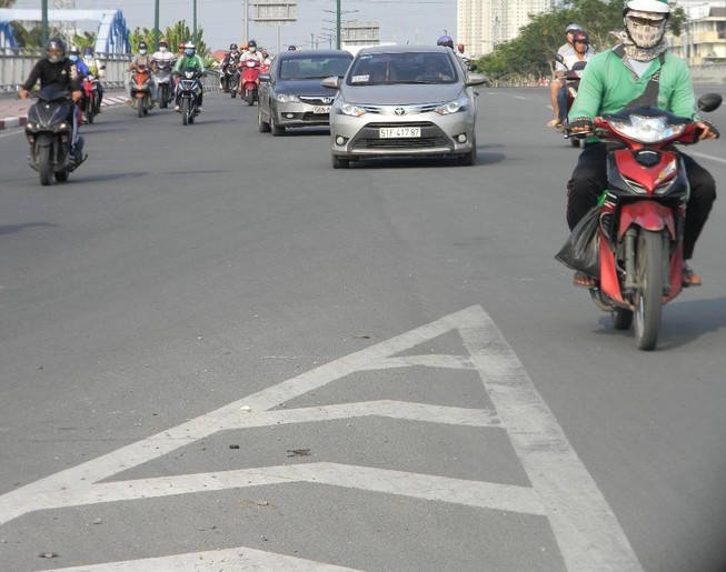 Giao cắt giữa hai làn trước khi được điều chỉnh giao thông.