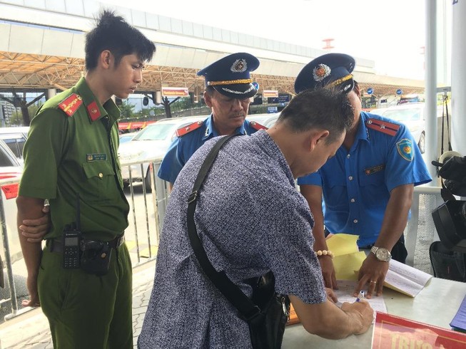 Phạt xe hợp đồng không gắn phù hiệu chở khách vào Tân Sơn Nhất
